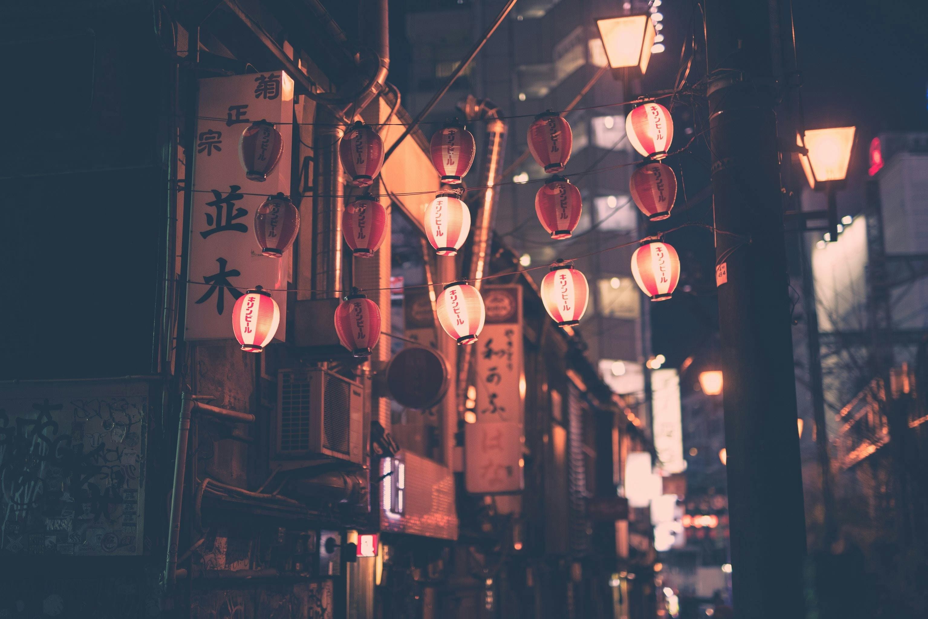 Be enchanted by the magical sight of lanterns hanging in the streets of Asia. Experience the vibrant colors and cultural charm with DREW TRAVEL.