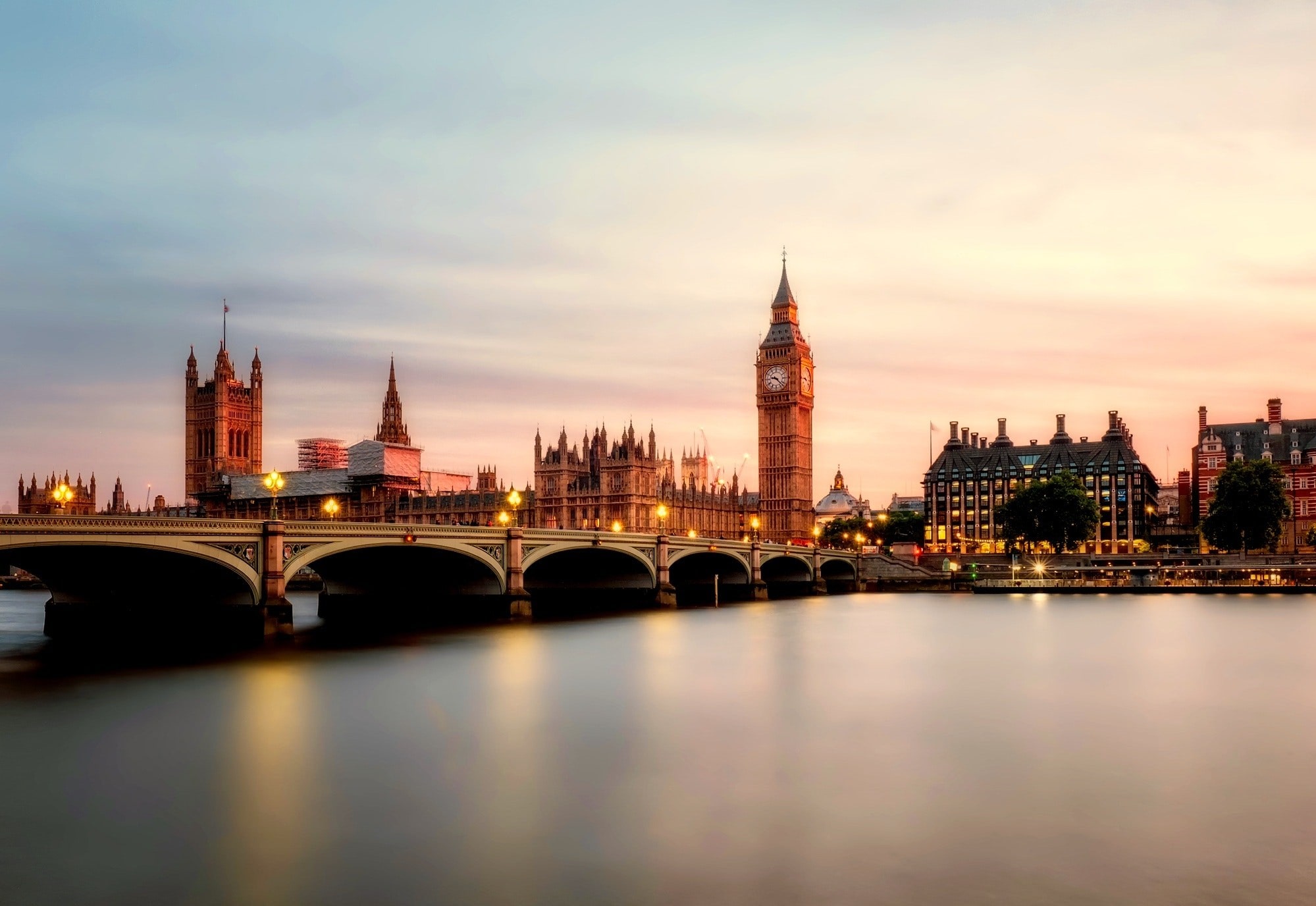 Marvel at the timeless elegance of Big Ben, standing tall against the London skyline. Plan your journey with DREW TRAVEL today!
