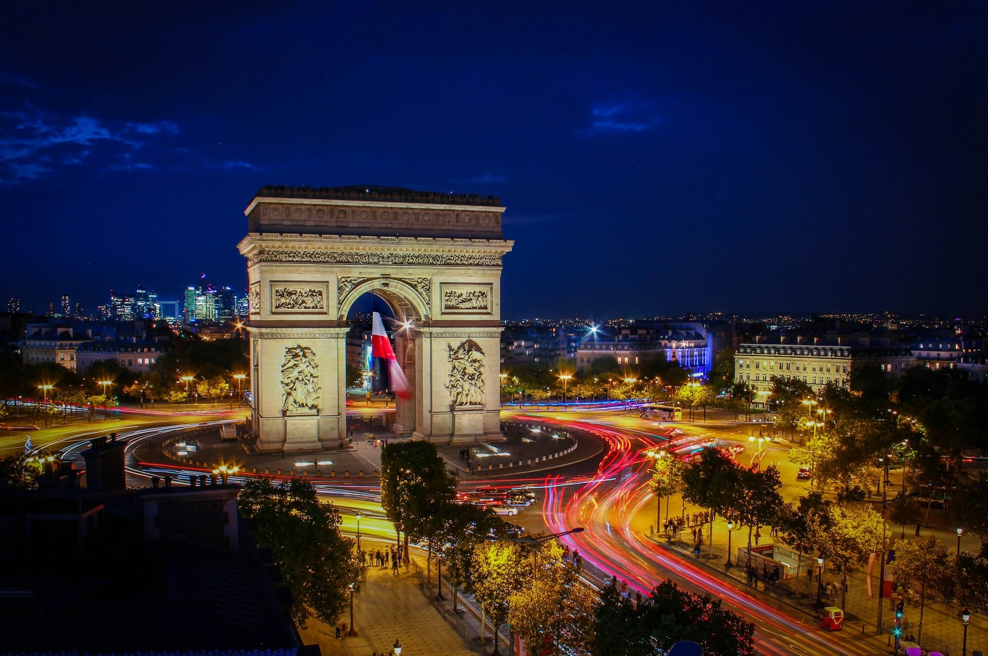 evening picture of arch de triomphe